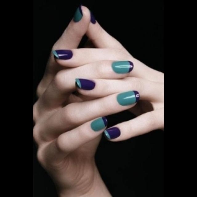 Zeleno -modrá shellack francúzsky štýl viacfarebná-francúzska-manikúra-farebná