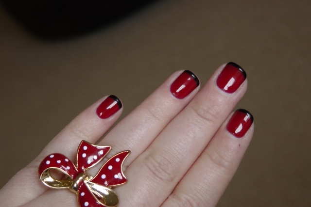 Shellack francúzsky štýl v červenej a čiernej farbe červeno-čierna-so-šperkami-francúzsky-ešte