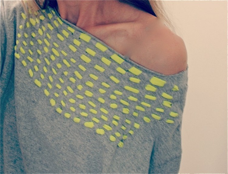 Ozdobná blúzka s neónovými detailmi - DIY projekt Šitie-Začiatočník-Blúzka-Neon-Schnurr-Refashion