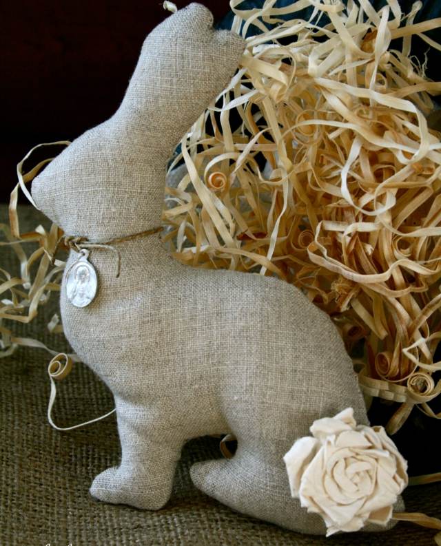 Obývacia izba Veľká noc nápadito zdobí slamenú ľanovú tkaninu