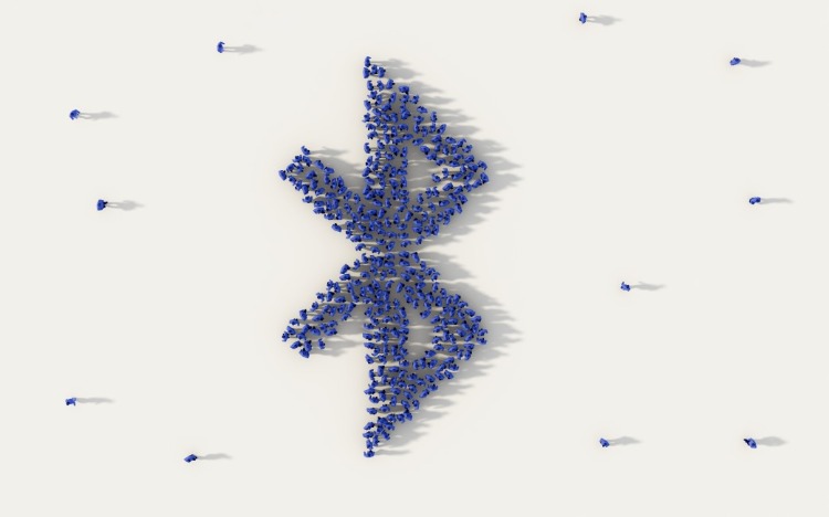 skupina ľudí tvorí znak bluetooth sociálne médiá neionizujúce žiarenie