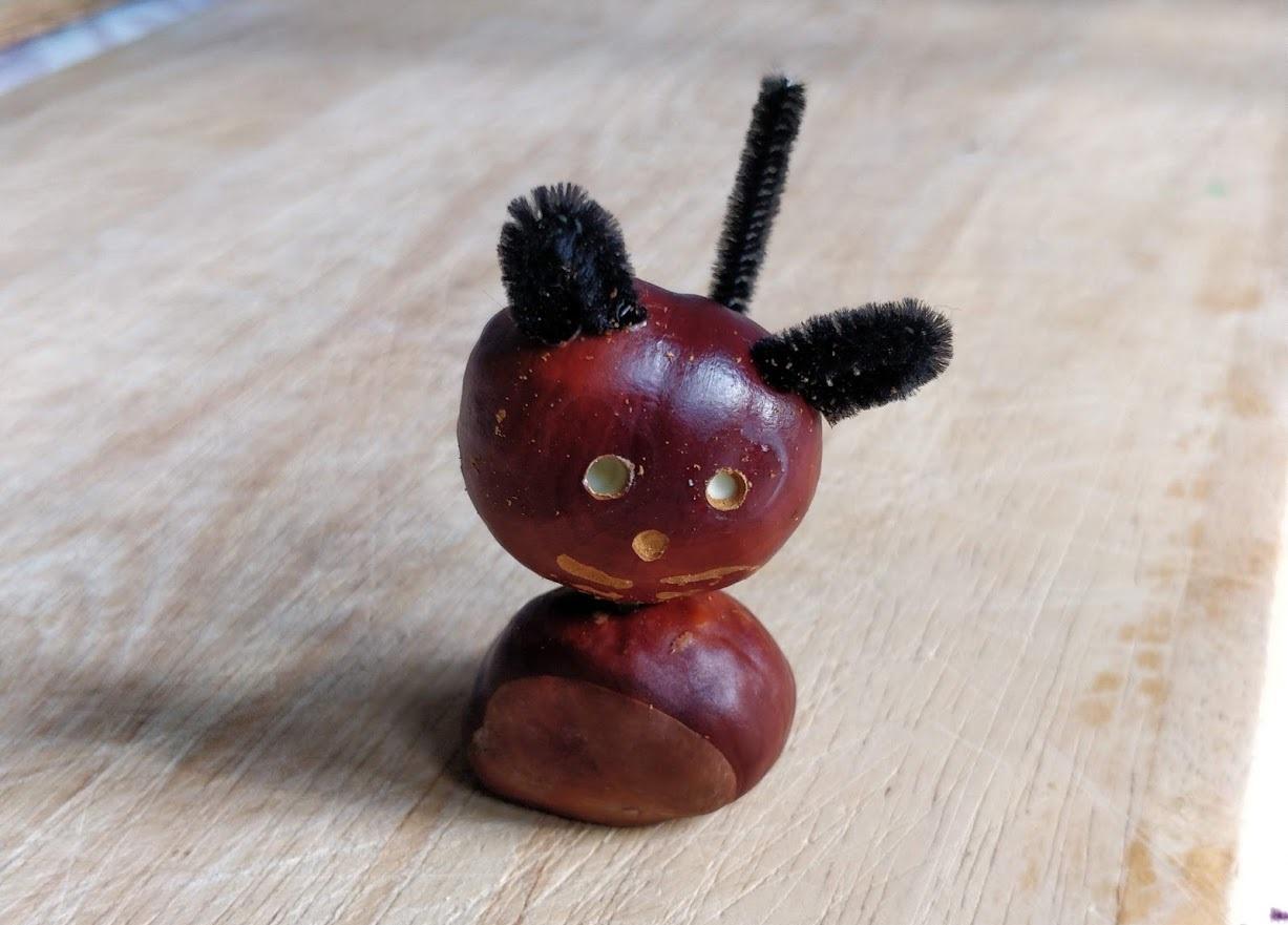 Postavte myš alebo mačku z dvoch gaštanov a čiernych dierovačiek