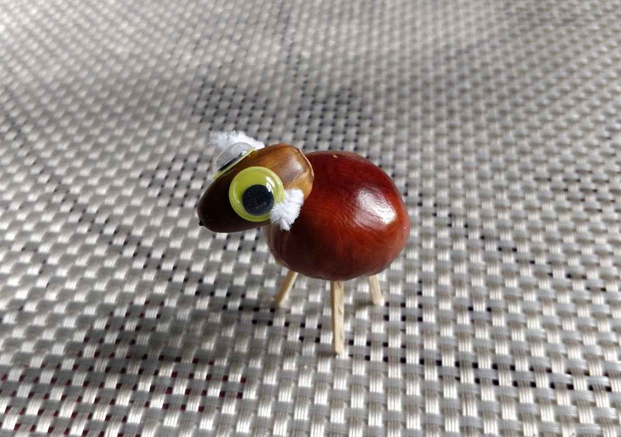 Rýchla ovečka s bielymi ušami a drevenými nohami