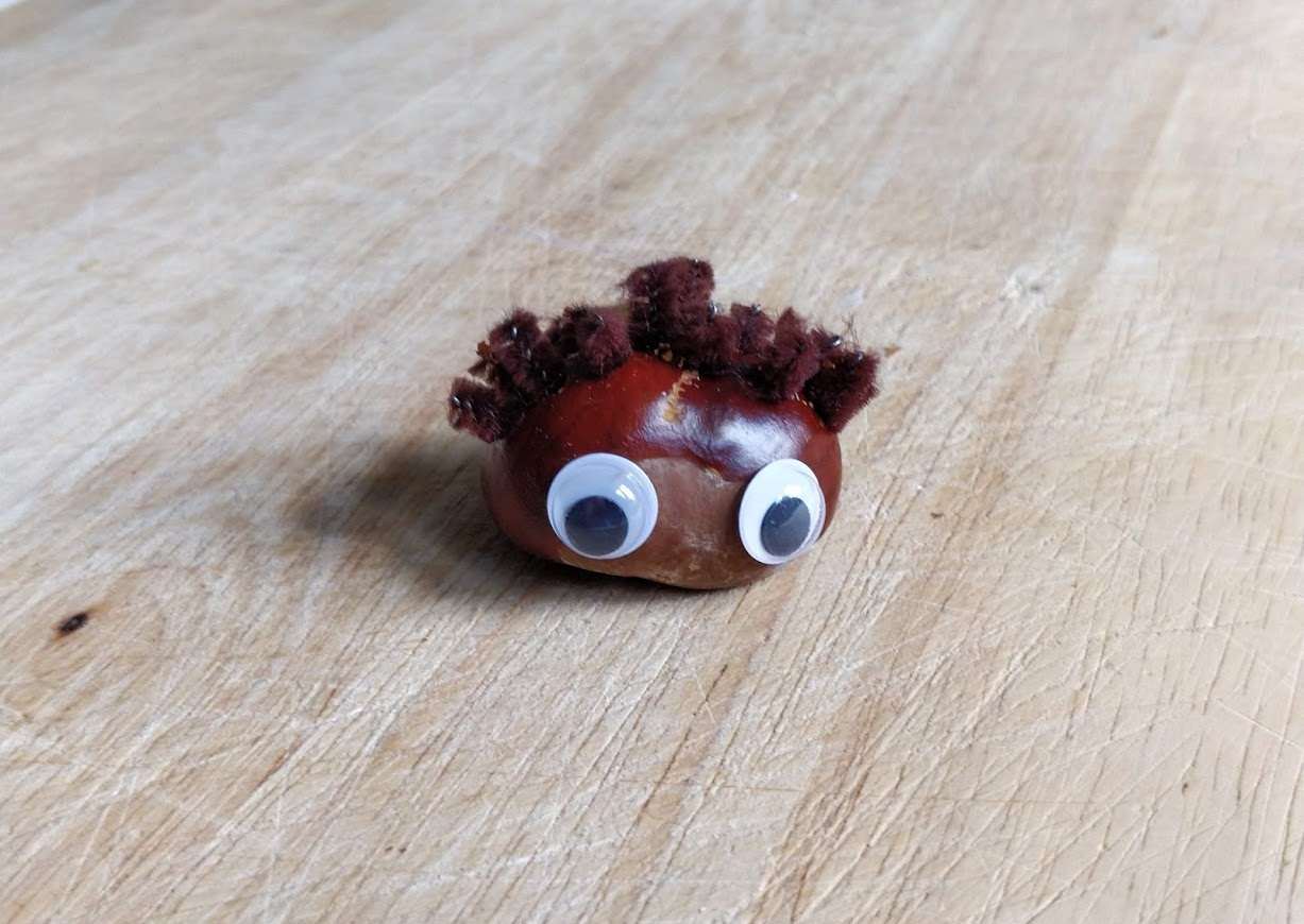 Roztomilý ježko s hrotmi vyrobenými z čističov potrubí alebo špáradiel