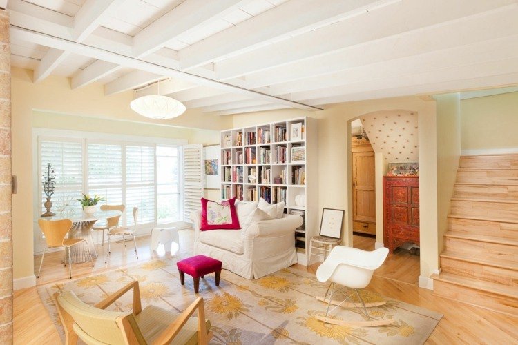 Vďaka ľahkému stropu s nízkym dizajnom bude miestnosť pôsobiť väčšia nízke stropy-ľahký-dizajn-stropné trámy-drevená podlaha-hojdacie kreslo