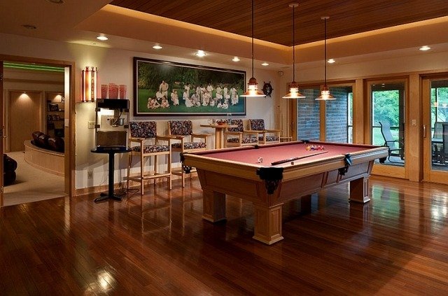 Vytvárajte dramatické efekty pomocou svetlých miestností s nízkymi stropmi dramatické efekty-cestovanie-nízky-strop-biliardový stôl