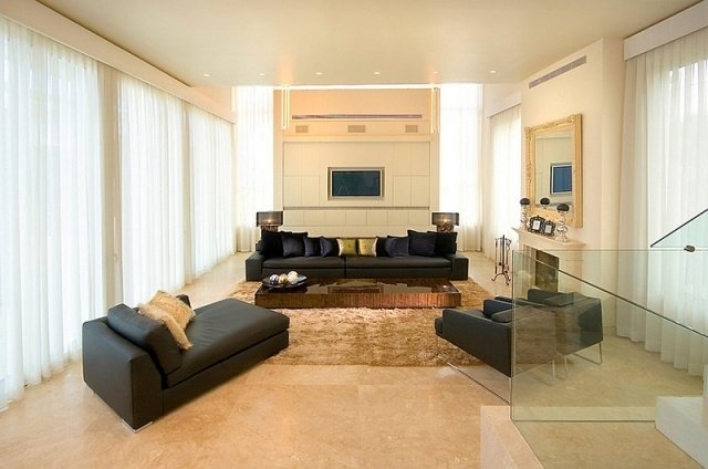 Ochrana pred slnkom v obývacej izbe s nízkymi stropnými priehľadnými závesmi pre väčší jas slnečná-obývačka-nízky-strop-jednoduché-transparentné-závesy