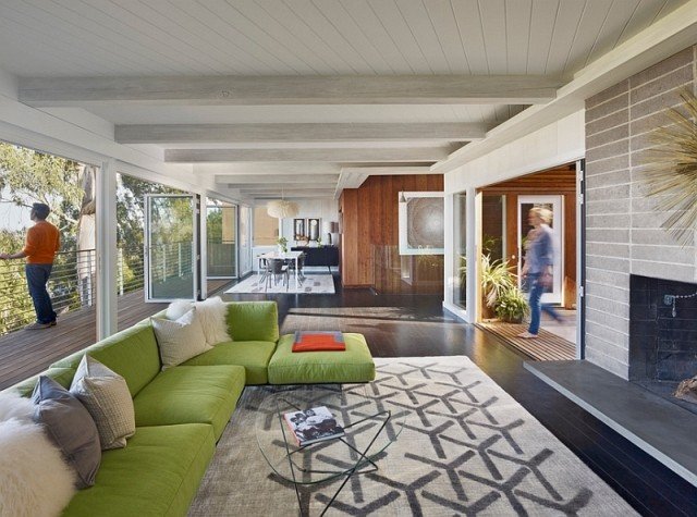 Strop je zvýraznený vysokými sklenenými plochami-farebným sedacím nábytkom Izba-vysoké presklené okná-dostatočné-osvetlenie-strop-matné-biele pruhy