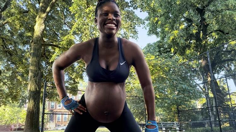 Janeil Williams nosí športovú podprsenku Nike (M) a legíny