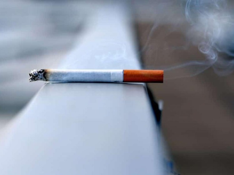 Horiaca cigareta na zábradlí spôsobila pandémiu koronavírusu