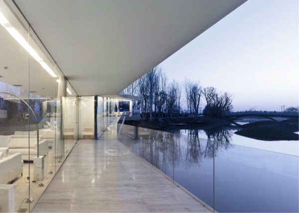 moderná biela architektúra sklenené prvky na brehu rieky moderné-biela-architektúra-nábrežné-sklenené prvky