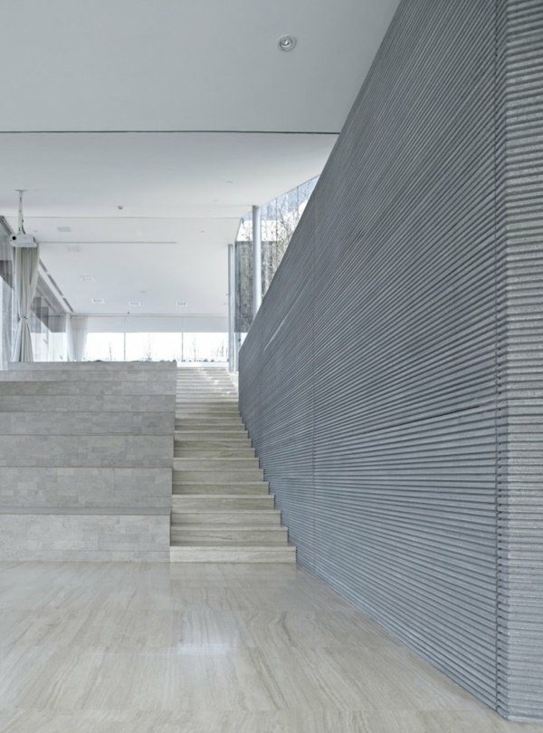 svetlé drevo a sklenené prvky Riverside klubovňa svetlé drevo-sklenené prvky-nábrežná-klubovňa