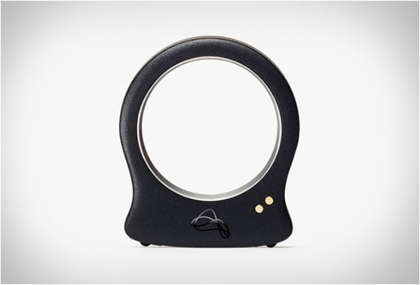 Nod na prvý pohľad vyzerá ako každý obyčajný prsteň prikývnuť-čierny-prsteň-ručná-operácia-zavrieť