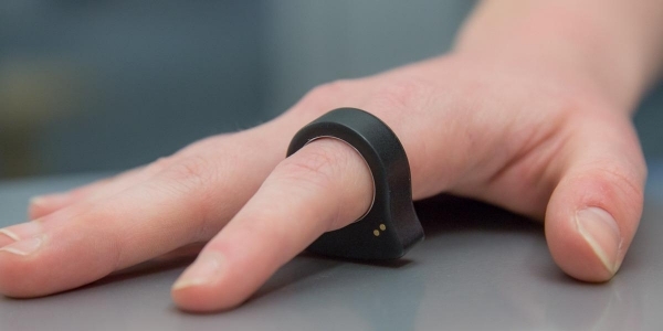 Nod-bluetooth-ring-black-hand-pointing-finger