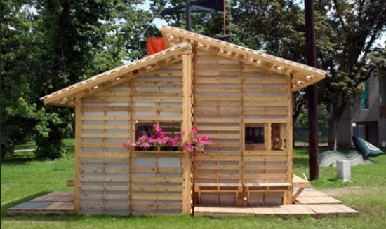 výstavba núdzového ubytovania z europaliet na bicykli vzadu