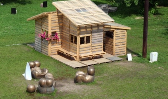 budovanie núdzového ubytovania z europaliet upcyklujúcich zvonku