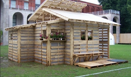 budovanie núdzového ubytovania s europaletami, bočný pohľad na cykloturistiku