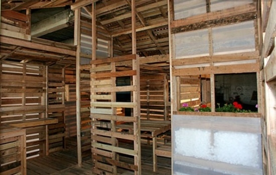 budovanie núdzového ubytovania z europaliet upcyklovaných z dreva
