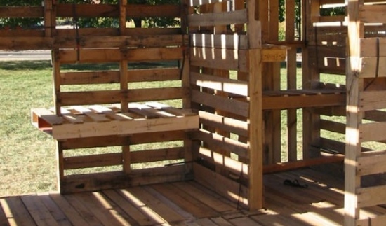 budovanie núdzového ubytovania z europaliet upcyklovať stavenisko