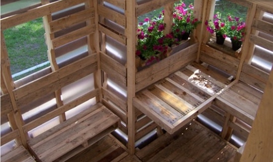 Núdzové ubytovanie s europaletami, ktoré vylepšuje vnútorné vybavenie