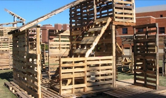 budovanie núdzového ubytovania z europaliet upcyklácia proces výstavby