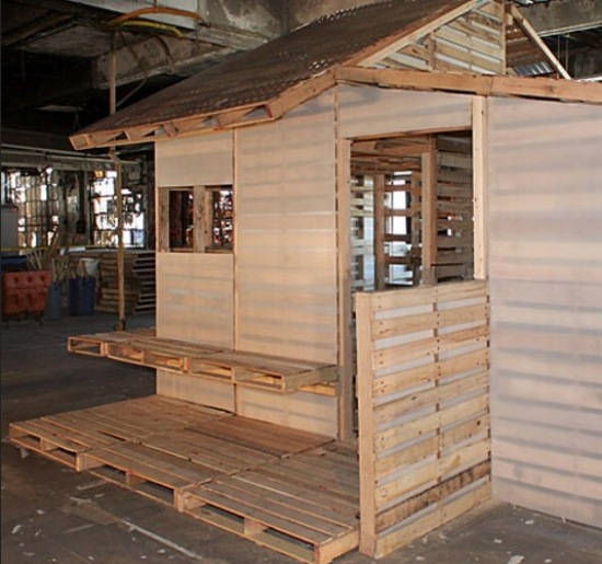 Upcyklizovaní utečenci stavajú núdzové ubytovanie z europaliet