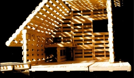 Núdzové ubytovanie s europaletami buduje cyklickú štruktúru