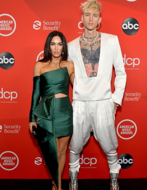 Megan Fox nye tatovering som et tegn på kærlighed til Machine Gun Kelly (Colson Baker) - foto til 1