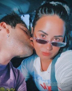 Nova tetovaža leptira Demi Lovato na vratu - fotografija 4