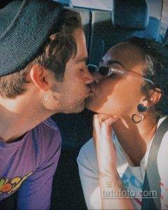 Nova tetovaža leptira Demi Lovato na vratu - fotografija 3