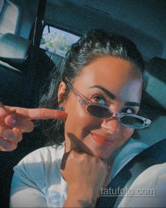 Nova tetovaža leptira Demi Lovato na vratu - fotografija 2