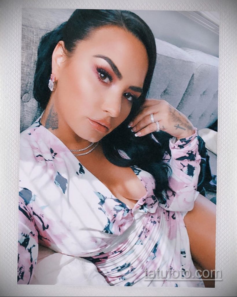 Nova tetovaža leptira Demi Lovato na vratu - fotografija 5