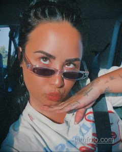 Nova tetovaža leptira Demi Lovato na vratu - fotografija 1