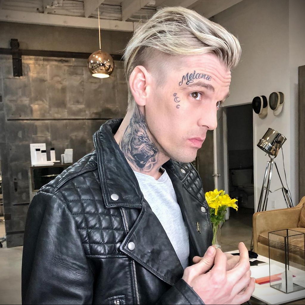 Nova tetovaža Aarona Cartera s imenom njegove djevojke na licu - fotografija za web stranicu 1