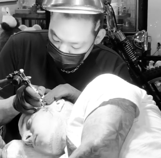 Ny rosetatovering på Travis Barkers ansigt - foto 1