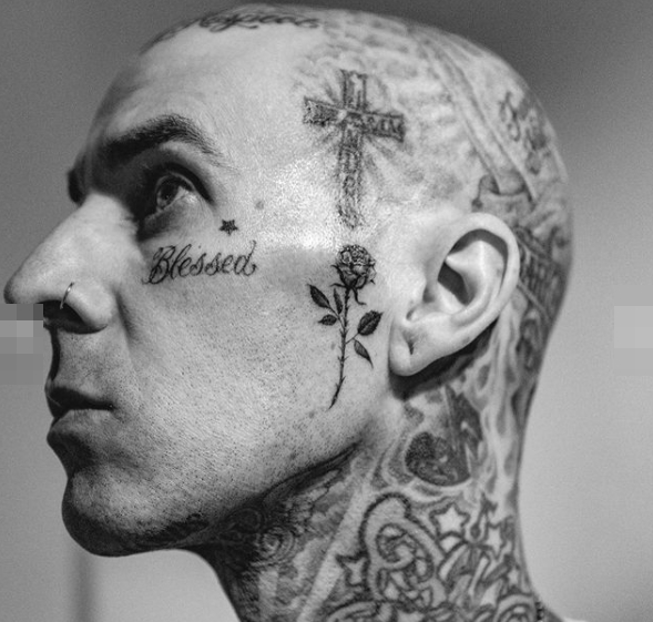 Ny rosetatovering på Travis Barkers ansigt - foto 2