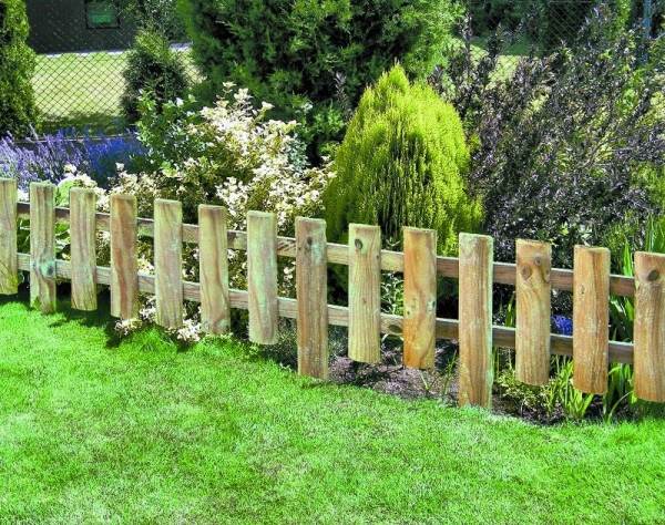 Konštrukcia záhradného plotu drevené lamely nízke