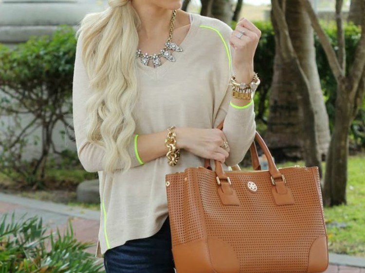 Oblečenie na telo v tvare jablka by malo byť široké v brušnej oblasti tipy-outfit-neutrálna-farba-top-neón-žltá-akcent-hnedá-kabelka-ženy