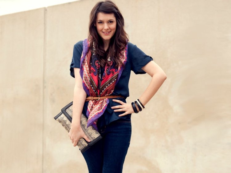 Outfit Tips - Štíhla postava pre silné sebavedomie tipy na outfit čierna šatka-farebný-akcent-opasok-kabelka