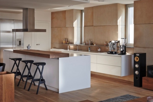 mestský byt otvorená kuchyňa biele fronty drevený pult