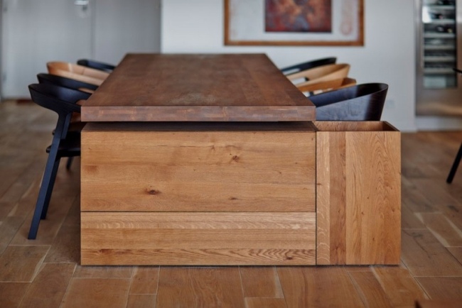 moderný byt jedálenský kút jedálenský stôl čierne stoličky z masívu