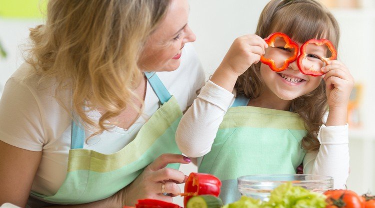 Cestovinový šalát-príprava-dieťa-matka-zelenina-paprika-zábava