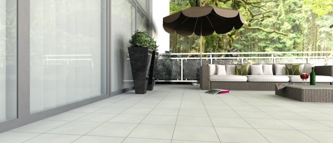 Záhradná terasa kamenný obklad prírodný materiál Kamenné obklady prírodný materiál ratanový záhradný nábytok