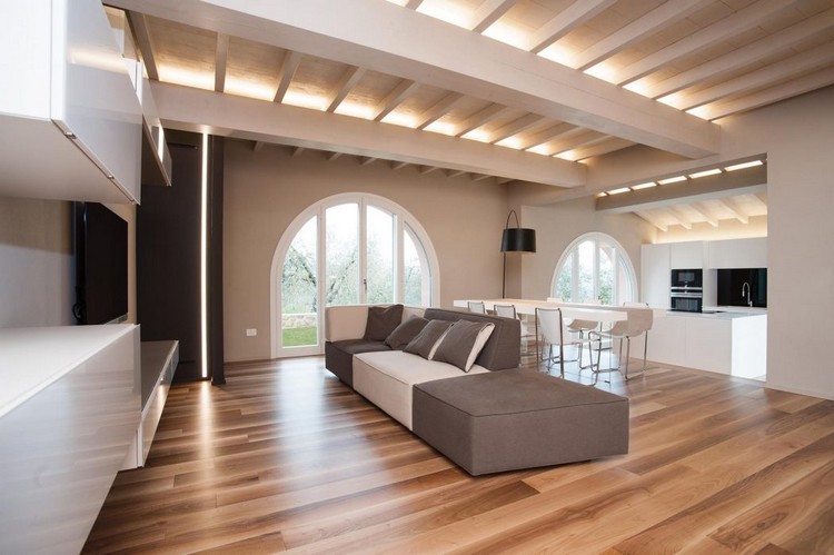 orech-parkety-biely-drevený trámový strop-obývacia časť-zakrivené-dvere-záhrada