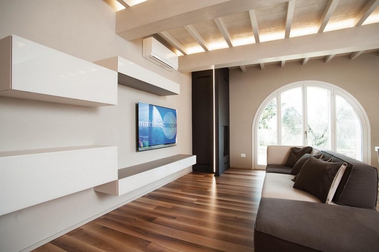 orech-parkety-biely-drevený trámový strop-obývačka-nástenná jednotka