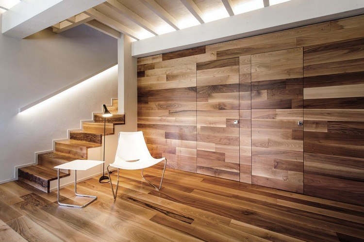 orech-parkety-stena-panely-dvere-biely-trámový strop na čítanie