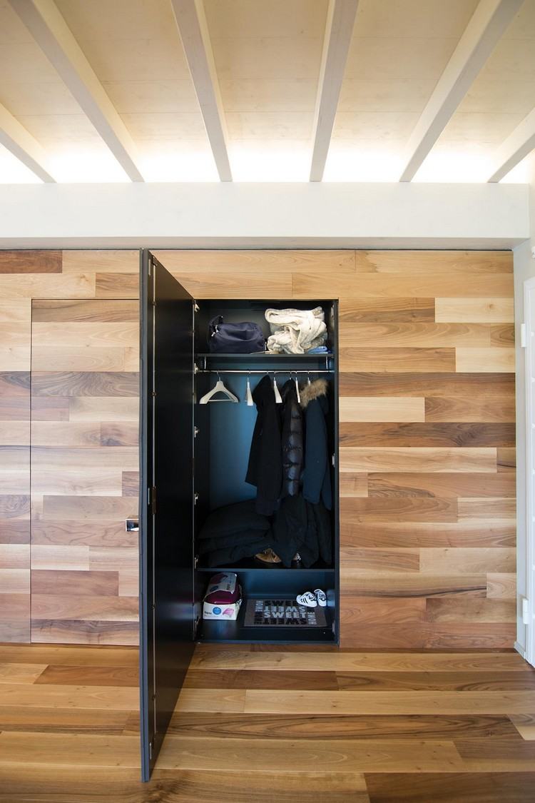 orech-parkety-drevené obloženie-stena-skryté-dvere-šatník