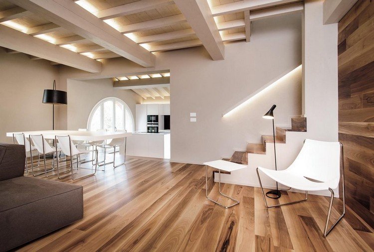 orech-parkety-biely-drevený-trámový-strop-útulný-obývačka-vila-taliansko