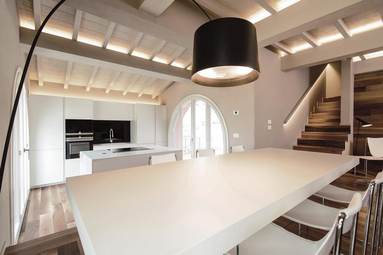 orech-parkety-biely-drevený nosník-strop-jedáleň-stojacia lampa-moderné