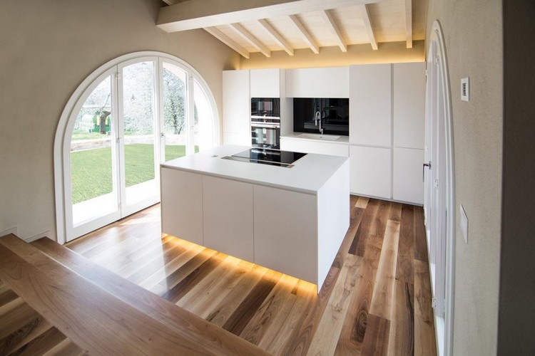 orech-parkety-biely-drevený trámový strop-kuchyňa-kuchyňa ostrovný efekt